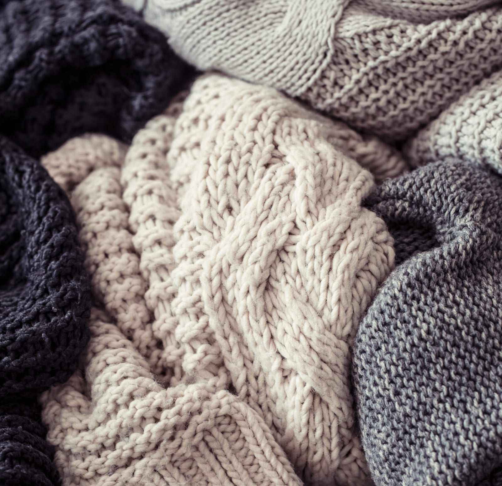 Gestrickter Pullover auf Holzuntergrund