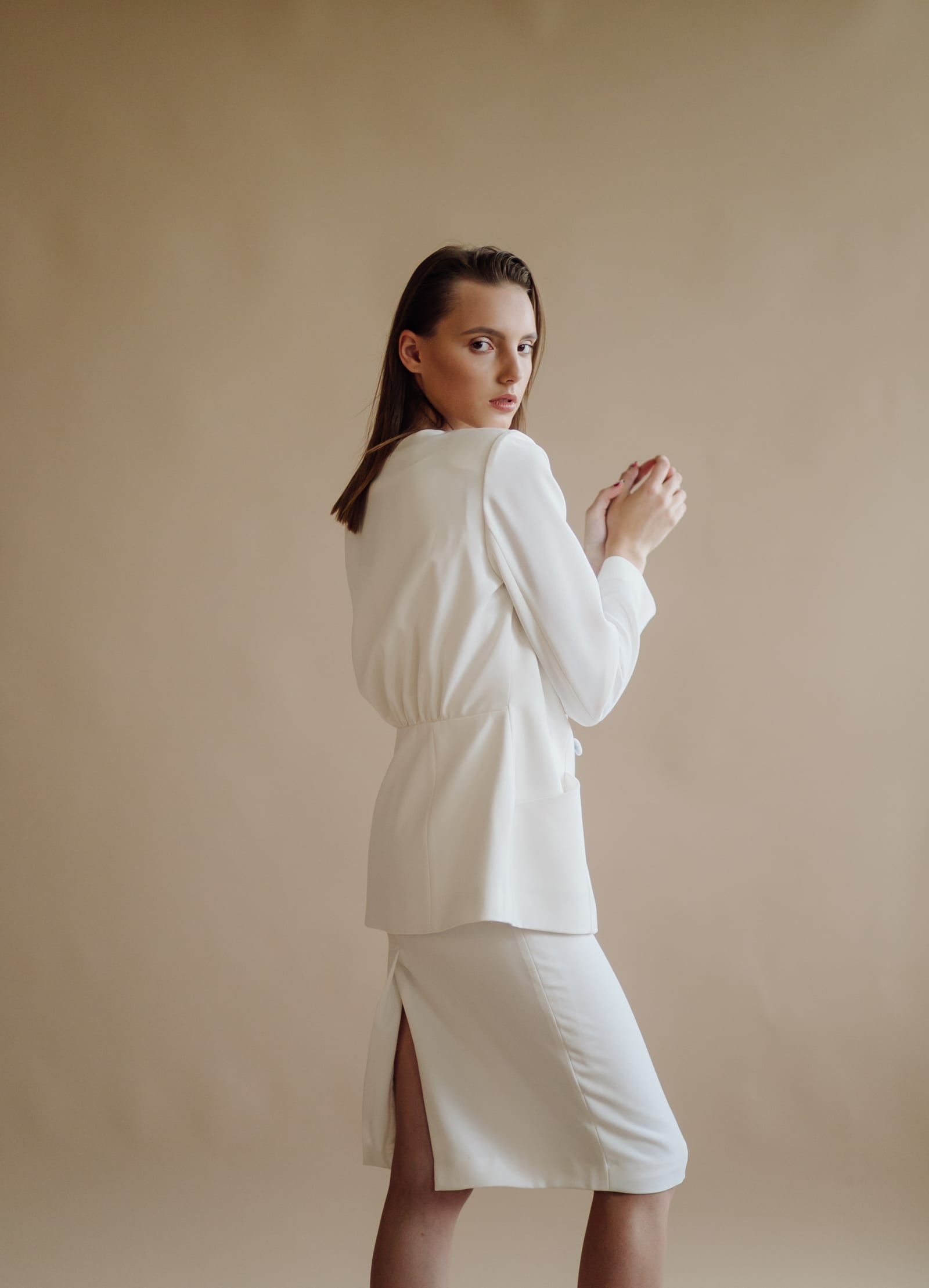 Porträt einer jungen Frau in eleganter Kleidung